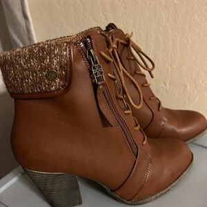 Adorable Daisy Fuentes ankle boots size 8.5